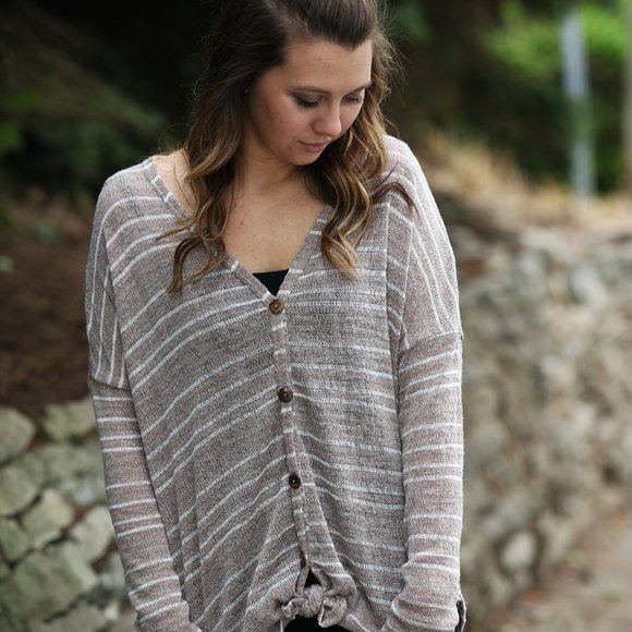 Striped pattern v-neckline long sleeve top - Picture 3 of 5